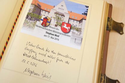 Eintrag von Ministerpräsident Stephan Weil im Goldenen Buch der Stadt Delmenhorst (Bild: Stadt)