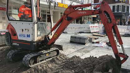 Im Zeitplan: Aktuell haben bereits die ersten Pflasterarbeiten in der Langen Straße begonnen. Bild: Stadt