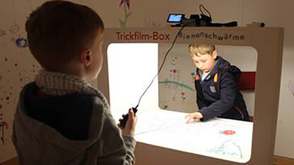 Kinder an der Trickfilmbox in der Städtischen Galerie Delmenhorst, 2016 (Bild: Städtische Galerie Delmenhorst).