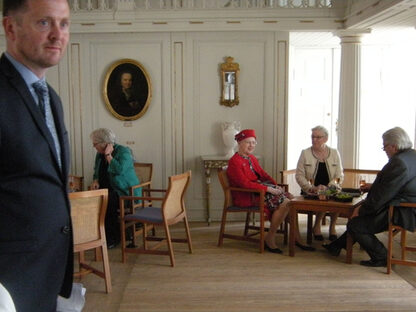 Koldinghus-Direktor Thomas C. Thulstrup (links), Königin Margrethe II (Mitte) und Ehrengäste beim VIP-Empfang im Bücherei-Saal des Museums (Bild: Stadt)