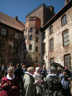 Innenhof von Schloss Koldinghus, Feiernde in historischen Kostümen.