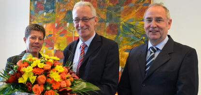Stadträtin Dr. Barbara Bartels-Leipold und Erster Stadtrat Gerd Linderkamp begrüßten den neuen Oberbürgermeister Axel Jahnz am 3. November im Rathaus (Bild: Stadt).