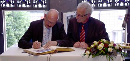 Im Rahmen der Feierlichkeiten im Rathaus verewigten sich beide Rathauschefs im Goldenen Buch der Stadt (Bild: Stadt).
