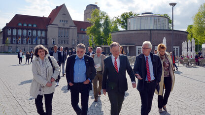 Auf einem Spaziergang konnte sich Ministerpräsident Stephan Weil einen Eindruck von der Delmenhorster Innenstadt verschaffen (Bild: Stadt).