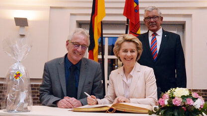 In der Markthalle hat sich Ministerin Ursula von der Leyen ins Goldene Buch der Stadt eingetragen. An ihrer Seite: Oberbürgermeister Axel Jahnz (links) und CDU-Kreisvorsitzender Heinz-Gerd Lenssen (rechts, Bild: Stadt).