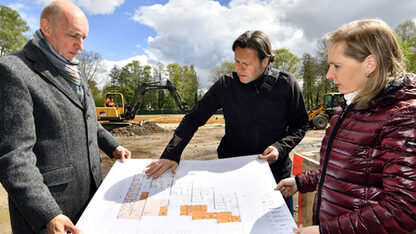 Von links: Fachbereichsleiter Andreas Tensfeldt, Architekt Roger Karlsen und Fachdienstleiterin Andrea Vennebörger (Bild: Stadt)