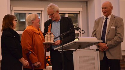 Ursula Zielke (Zweite von links) wurde von Oberbürgermeister Axel Jahnz (Zweiter von rechts) sowie Bürgermeisterin Antje Beilemann und Bürgermeister Hermann Thölstedt ausgezeichnet (Bild: Stadt).