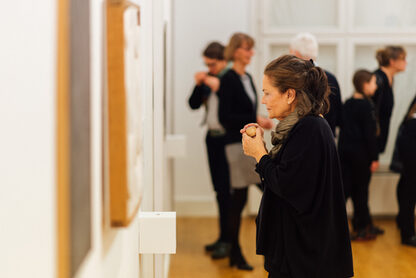 Schnupperprobe in der Ausstellung „Der Duft der Bilder. Werke aus der Sammlung olorVISUAL Barcelona“ | Städtische Galerie Delmenhorst, 2019 | Foto: Lars Holscher