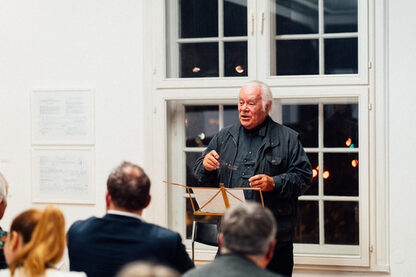 Hans-Joachim Hespos zur Ausstellungseröffnung „hespos. das auge im ohr“ in der Städtischen Galerie Delmenhorst | Bild: Lars Holscher