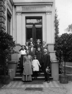 Familie Lahusen auf der Treppe ihre Hauses. | Bild: Museum
