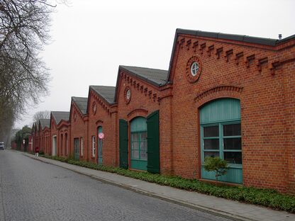 Die ehemalige Fabrik-Fassade an der Straße Fabrikhof. | Bild: Nordwolle-Museum