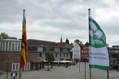 Die Flagge der „Bürgermeister für den Frieden“ weht vor dem Rathaus. | Bild: Winsemann