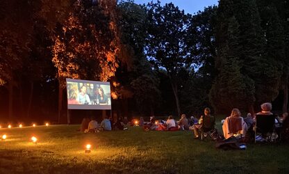 Filmvergnügen auf der Burginsel: Impressionen vom Open-Air-Kino im Fackelschein. | Bild: KulturBüro