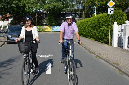 Hendrik Abramowski und Nina Hippel vom Fachdienst Verkehr fahren auf dem Stubbenweg, der nun eine Fahrradstraße ist. | Bild: Winsemann
