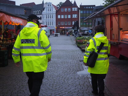 In den nächsten Wochen kommt es in Delmenhorst zu Schwerpunktkontrollen der Maskenpflicht im öffentlichen Bereich – etwa auf Wochenmärkten. | Bild: Polizei Delmenhorst