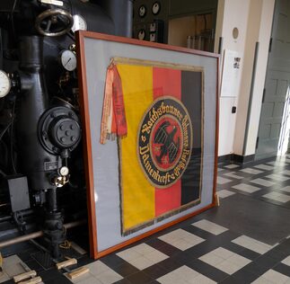 Die fast 150 Jahre alte Fahne ist nun im Museum zu bestaunen. | Bild: Nordwolle-Museum