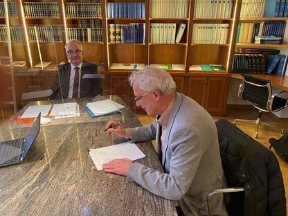 Oberbürgermeister Axel Jahnz bei der Unterzeichnung des Kaufvertrags bei Notar Dr. Thomas Remmers (links) in Hannover. | Bild: Stadt
