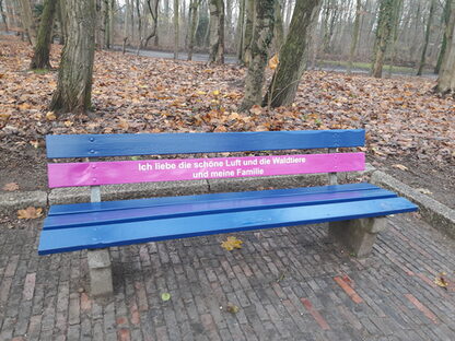 Zeichen für ein respektvolles Miteinander im öffentlichen Raum: eine der neuen Bänke im Wollepark. | Bild: Quartiersmanagement Wollepark