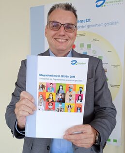 Thomas Lauts, Leiter des städtischen Fachdienstes Kindesunterhalt, Zuwanderung und Integration, präsentiert den neuen Integrationsbericht. | Bild: Rasche