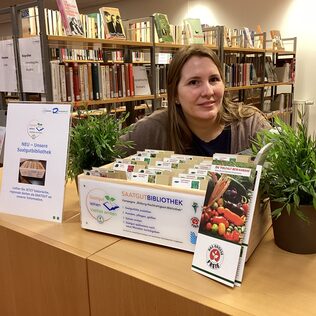 Bücherei-Mitarbeiterin Bärbel von Minden präsentiert die Saatgutbibliothek. | Bild: Stadtbücherei
