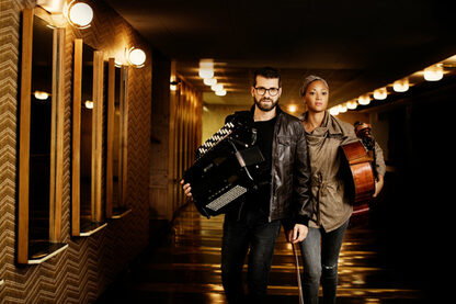Die beiden Solokünstler Marie Spaemann und Christian Bakanic musizieren gemeinsam in der Turbinenhalle. | Bild: Julia Wesely