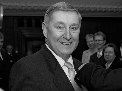 Wilhelm Hakemann ist im Alter von 86 Jahren verstorben. Das Bild zeigt ihn im Jahr 2006, als er im Rathaus mit dem Bundesverdienstkreuz ausgezeichnet wurde. | Bild: Frers