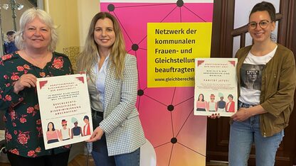 Die Delmenhorster Gleichstellungsbeauftragte Darja Petrosjan (Mitte) ist zur Bundeskonferenz nach Leipzig gereist. | Bild: Gleichstellungsstelle