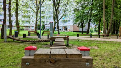 Zwei Balancierstationen für Kinder wurden am Begegnungsplatz errichtet. | Bild: Fiedler