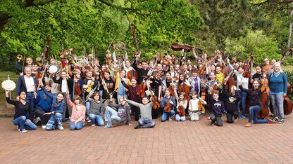 75 Musikschülerinnen und Musikschüler haben in Sahlenburg ein gemeinsames Konzertprogramm erarbeitet. | Bild: Leonard Trommel