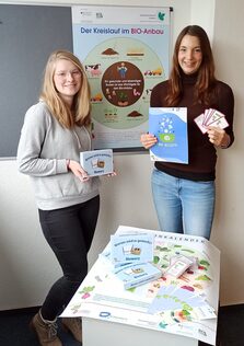 Haben viel Infomaterial für Kitas und Schulen erstellt: Romina Proetzel (links) und Lena Paus. | Bild: Stadt