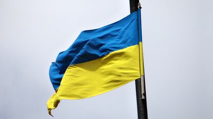 Die ukrainische Nationalflagge weht am 24. Februar vor dem Delmenhorster Rathaus. | Bild: pixabay.de