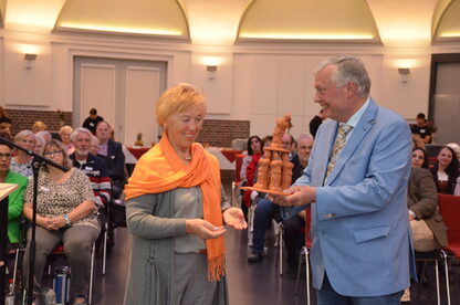 Heidemarie Horstmann wurde von Bürgermeister Dr. Enno Konukiewitz als Ehrenamtliche des Jahres 2023 ausgezeichnet. | Bild: Binboga