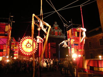 Mit waghalsiger Akrobatik und bunten Lichteffekten wurden wichtige Ereignisse und Entwicklungen aus der Geschichte der Stadt Lublin nacherzählt.
