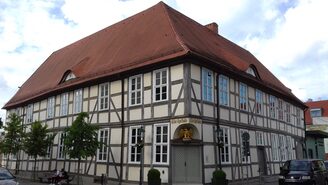 Im ältesten Fachwerkhaus der Stadt, der ehemaligen Adler-Apotheke, ist heute das städtische Museum untergebracht.