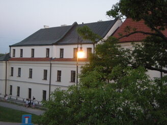 Zwischen der Burg und dem nordöstlichen Stadttor "Brama Grodzka" erinnert die "Ewige Laterne" an das Leben im einstigen jüdischen Viertel.