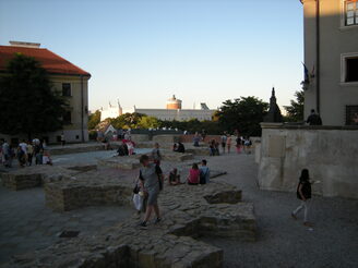 Blick vom Platz der ehemaligen Pfarrei in der Altstadt zur Burg, die sich außerhalb der historischen Stadtmauern befindet.