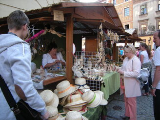 Zu den Jubiläumsfeierlichkeiten gehörte ein "Jagellonischer Markt" mit Handwerk und Kunsthandwerk. Der Name bezieht sich auf eine Königsdynastie.