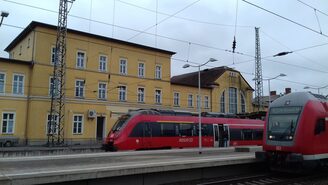 Der 1842 eröffnete Bahnhof liegt an der Fernverkehrsstrecke Berlin-Stralsund. Hinzu kommen mehrere Linien des Regionalverkehrs, auch Richtung Polen.