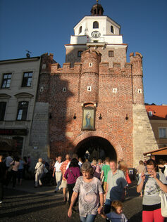 Das westliche Stadttor "Brama Krakowska" (von außerhalb der historischen Stadtmauern gesehen) beherbergt heute ein Museum zur Geschichte der Stadt.