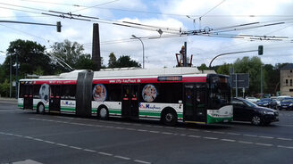 Innerhalb der Stadt sind Oberleitungsbusse wichtige Transportmittel. Deutschlandweit gibt es nur drei Städte mit diesem Nahverkehrs-System.