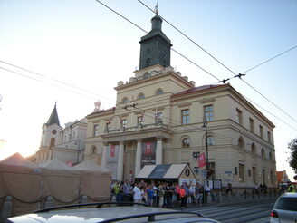 Das Neue Rathaus befindet sich unmittelbar außerhalb der Altstadt gegenüber dem westlichen Stadttor.