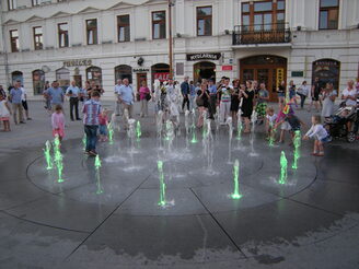 In der Fußgängerzone vom westlichen Stadttor bis zum Litauer Platz erfreuen beleuchtete Wasserspiele alte und vor allem junge Passanten.