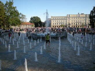 Auf dem Litauer Platz bieten groß dimensionierte Wasserspiele im Sommer erfrischende Unterhaltung.