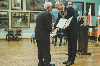 Bei Festakt überreichte Stadtpräsident Krzysztof Żuk (rechts) Ratsherr Dr. Michael Adam eine Erinnerungsmedaille für die Stadt Delmenhorst.