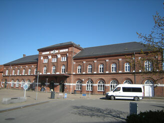 Bahnhof. In Kolding halten durchgehende Züge ab Hamburg.