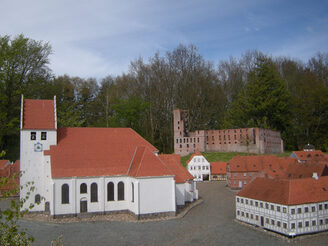 Miniby, Blick auf die Modelle der Kirche St. Nicolai und der Brandruine von Koldinghus.
