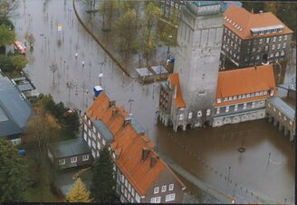 Der überflutete Bismarckplatz mit dem vom Wasser umspülten Wasserturm.