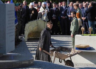 Enthüllung des Denkmals für den "Pastor von Majdanek" Emil Kowcz