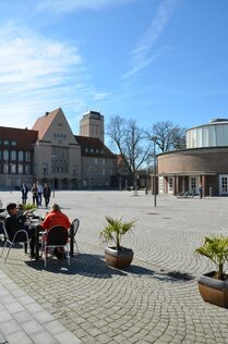 Rathausplatz mit Rathaus und Markthalle