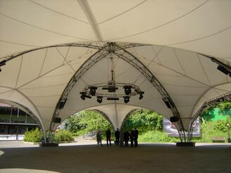 Riesen-Pavillon für sommerliche Veranstaltungen im Erholungspark